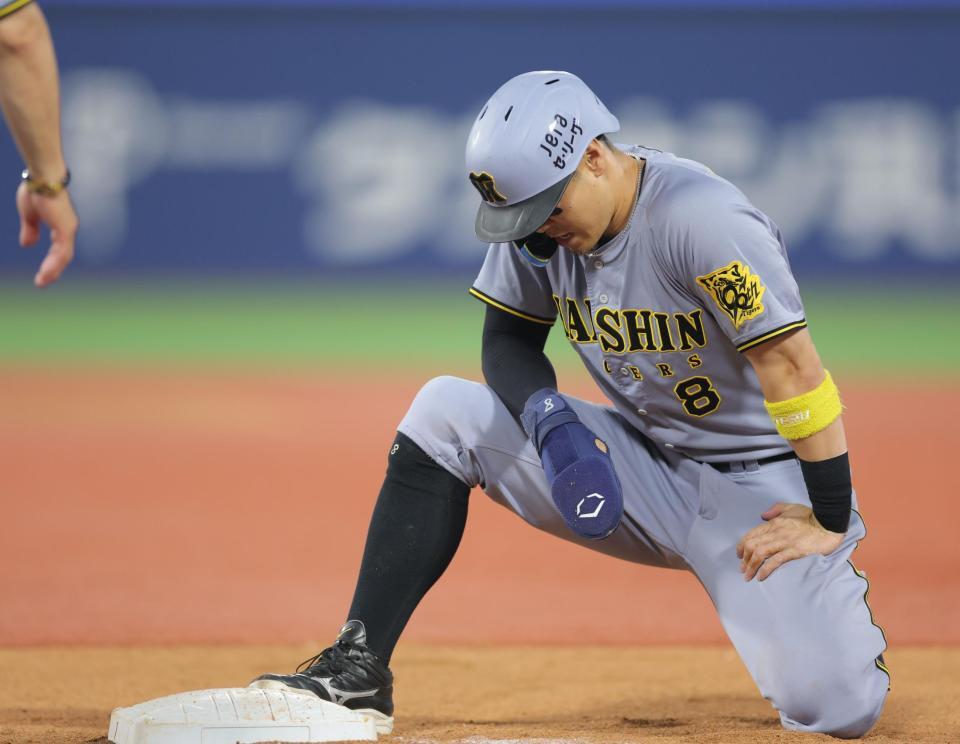 　８回、島田の中飛で一塁へ戻れずアウトになり、肩を落とす佐藤輝（撮影・西岡正）