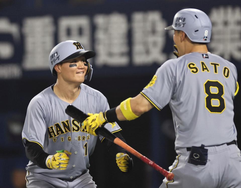 　８回、この日２本目の本塁打放った森下は佐藤輝と喜び合う（撮影・田中太一）