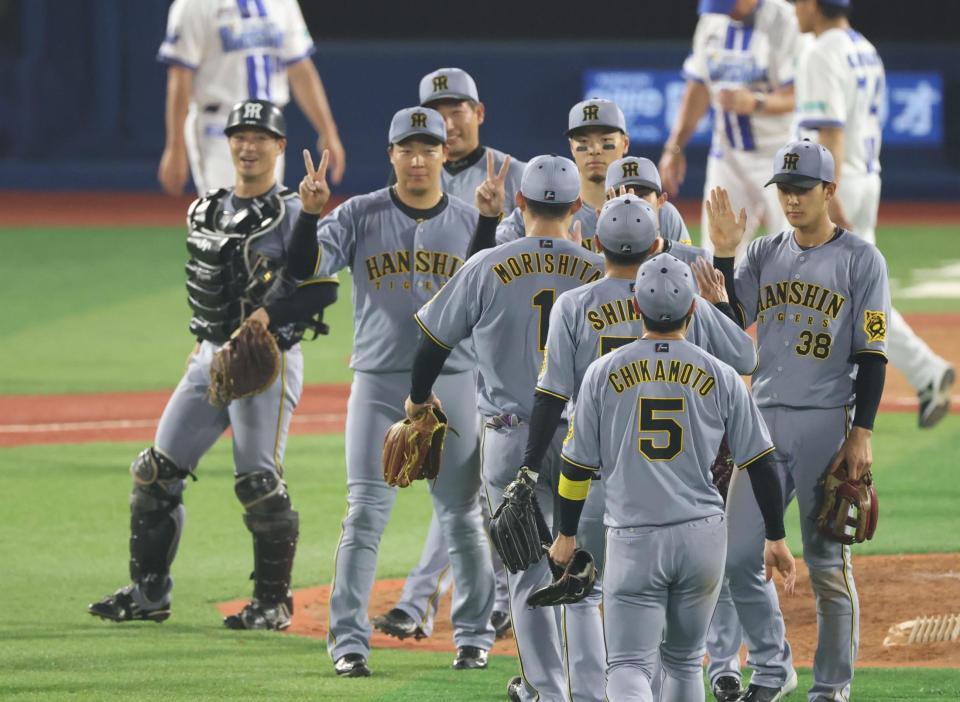 　勝利を喜ぶ阪神ナイン（撮影・金田祐二）