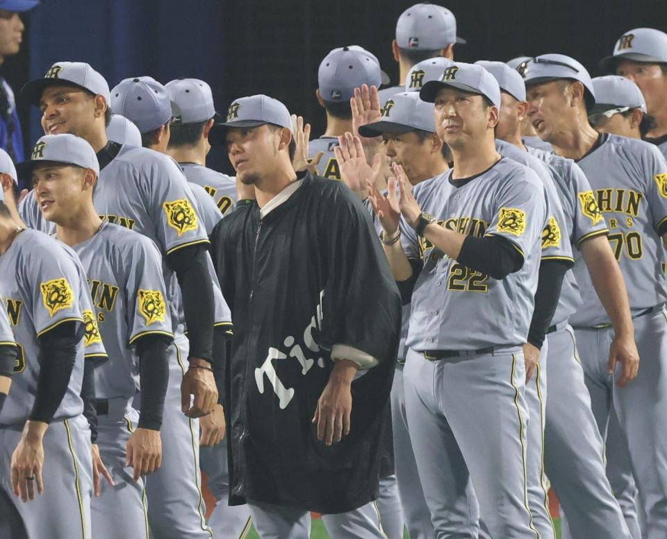 　ナインを迎える伊藤将と藤川監督（撮影・金田祐二）