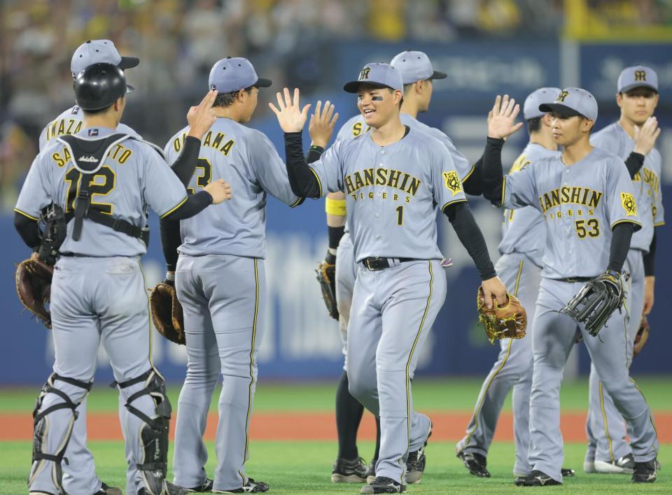 　ＤｅＮＡに３連勝し、ナインと笑顔で喜び合う森下（中央）＝撮影・西岡正