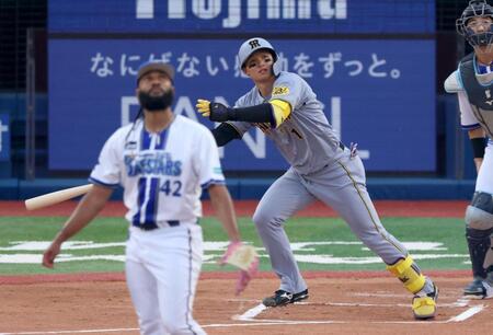 　１回、左中間に先制２ランを放つ森下（撮影・金田祐二）