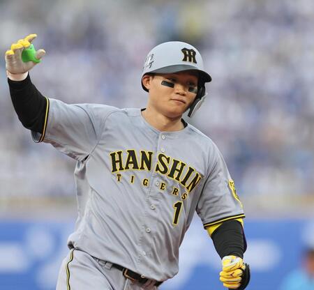 　１回、２ランを放った森下は手を挙げながら本塁へ走る（撮影・田中太一）