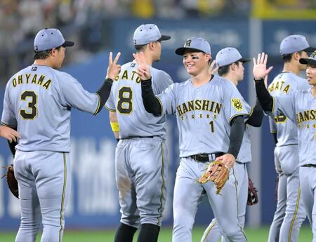 　ＤｅＮＡに３連勝し、ナインと笑顔で喜び合う森下（中央）＝撮影・西岡正