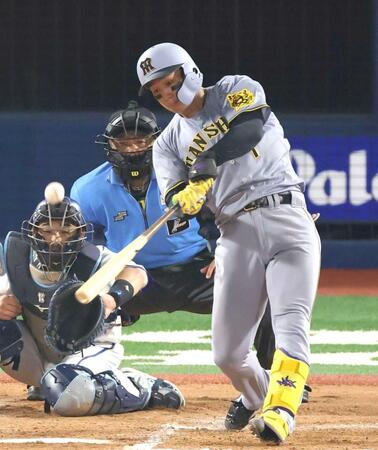 　８回、中越えソロを放つ森下（撮影・金田祐二）