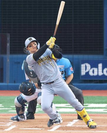 　１回、左中間に先制２ランを放つ森下（撮影・金田祐二）