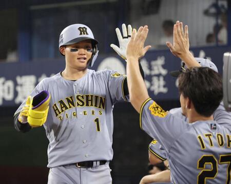 　８回、ソロを放った森下は伊藤将とタッチを交わす（撮影・田中太一）