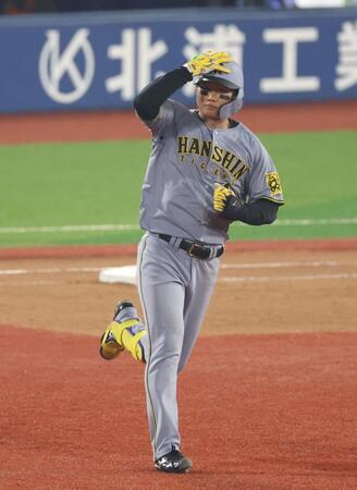 　８回、中越えソロを放つ森下（撮影・金田祐二）