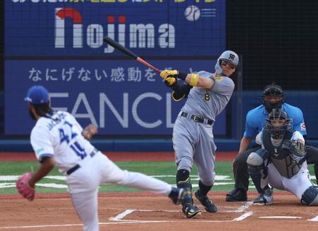 　１回、ソロを放つ佐藤輝（撮影・金田祐二）