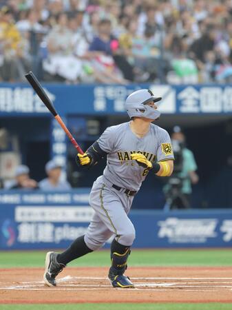 　１回、右越えソロを放つ佐藤輝（撮影・西岡正）