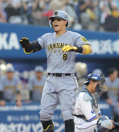 　１回、ソロを放ち、声を上げて生還する佐藤輝（撮影・西岡正）