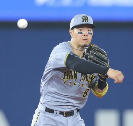 　５回、山本の打球を捕球し、一塁へ送球する佐藤輝（撮影・西岡正）