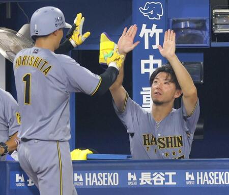 　８回、ソロを放った森下（１）を迎える伊藤将（撮影・西岡正）