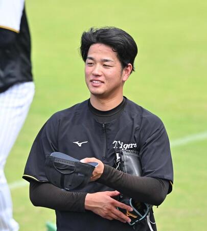 リラックスした表情の阪神・高橋遥人＝日鉄鋼板ＳＧＬスタジアム尼崎（撮影・西田忠信）