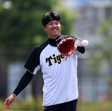 　笑顔を見せキャッチボールする才木（撮影・山口登）