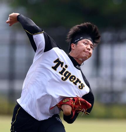 　キャッチボールする才木浩人（撮影・山口登）