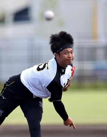 　キャッチボールする才木（撮影・山口登）