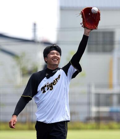 　笑顔でキャッチボールする才木（撮影・山口登）