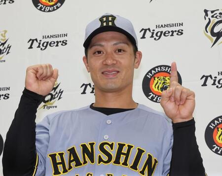 　ポーズを決める坂本（撮影・田中太一）