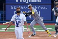 　１回、左中間に先制２ランを放つ森下（撮影・金田祐二）