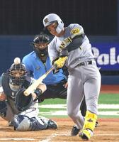 　８回、中越えソロを放つ森下（撮影・金田祐二）