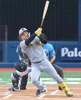 　１回、左中間に先制２ランを放つ森下（撮影・金田祐二）