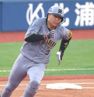 　３回、適時二塁打を放ち激走する大山（撮影・金田祐二）