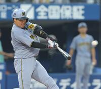 ３回、中越えに適時二塁打を放つ大山（撮影・西岡正）
