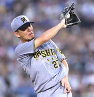 　３回、石上の打球を好捕する伊藤将（撮影・田中太一）