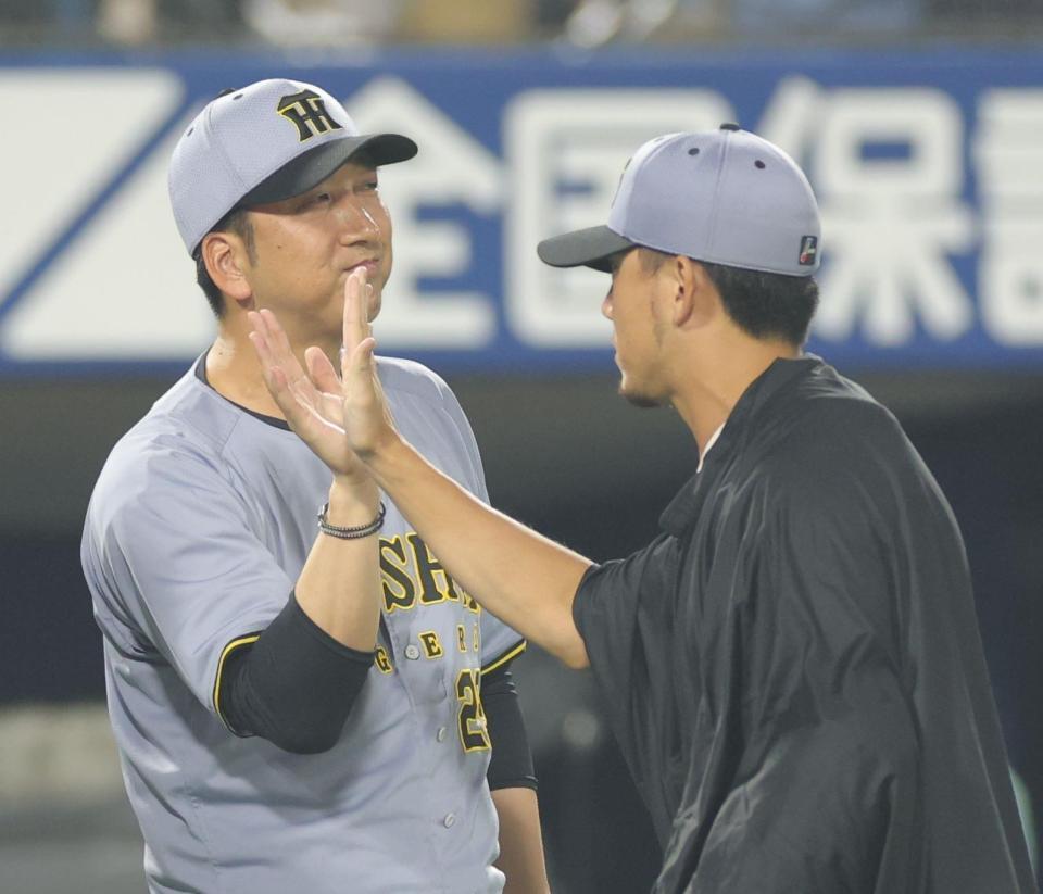 　ＤｅＮＡに勝利し、伊藤将（右）を迎える藤川監督（撮影・西岡正）