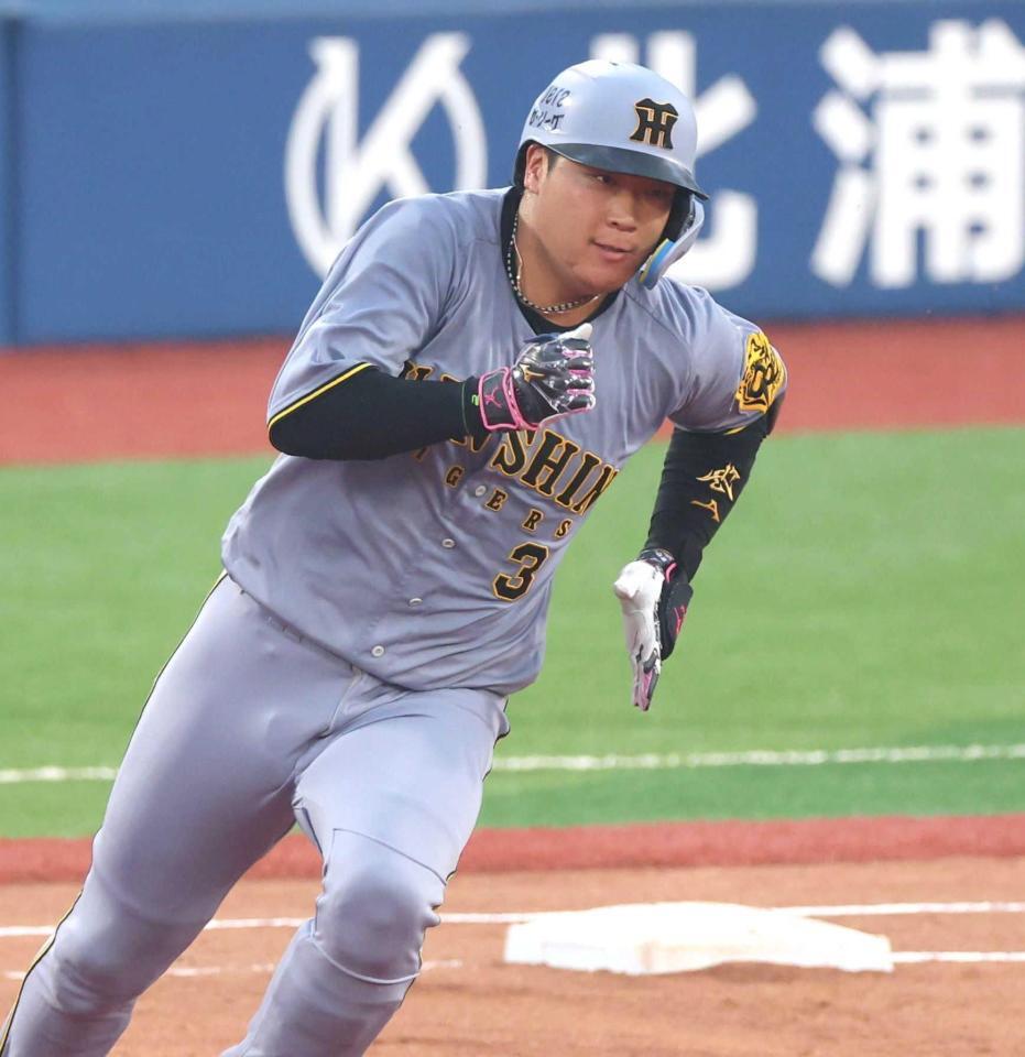 　３回、適時二塁打を放ち激走する大山（撮影・金田祐二）