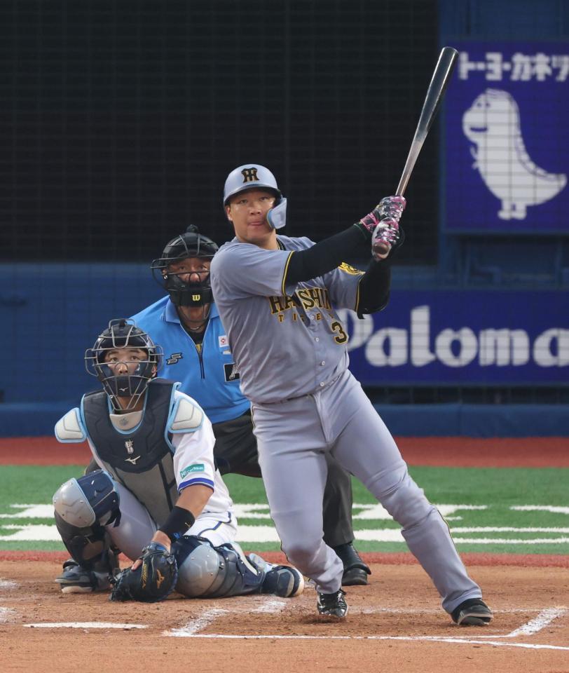 　３回、適時二塁打を放つ大山（撮影・金田祐二）
