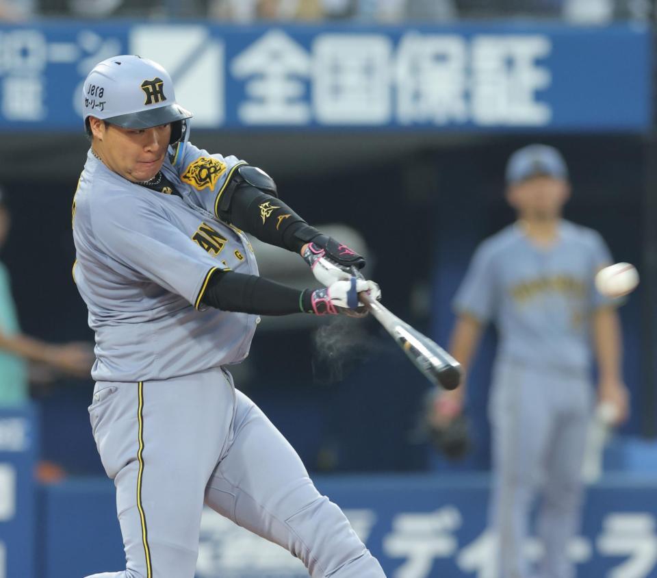 ３回、中越えに適時二塁打を放つ大山（撮影・西岡正）