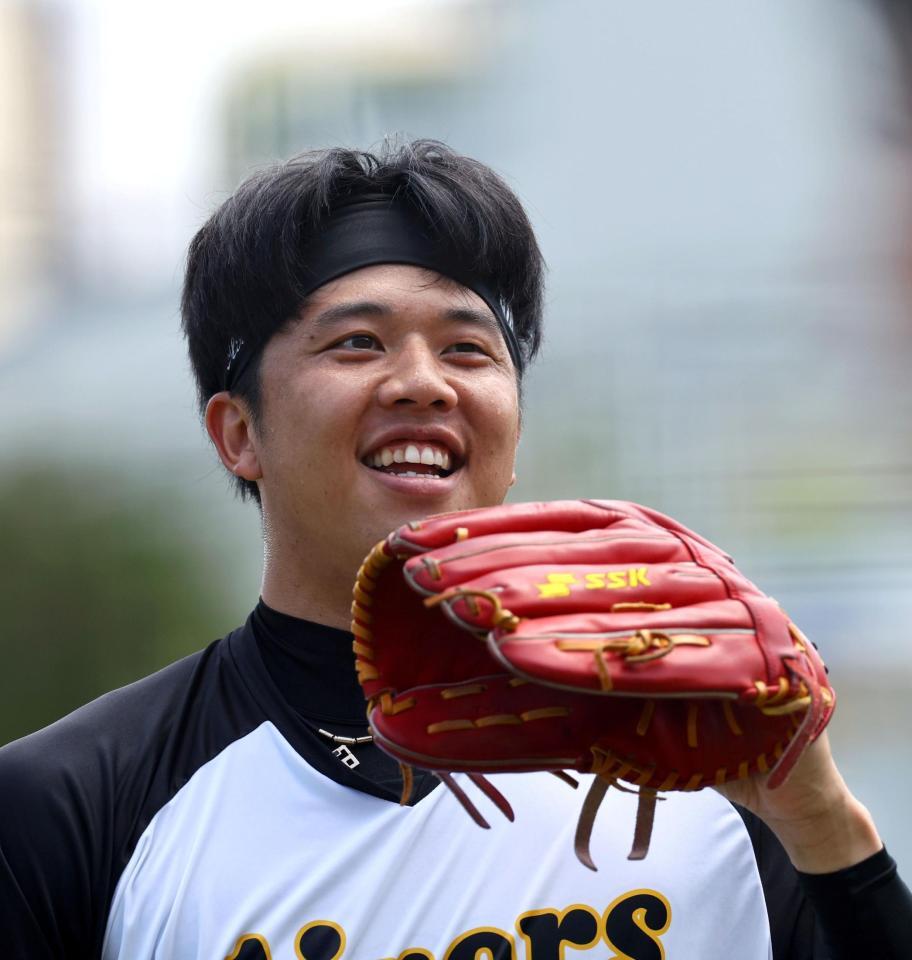 　キャッチボールを終え笑顔を見せる才木（撮影・山口登）