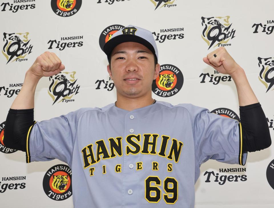 　ポーズを決める石井（撮影・田中太一）