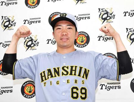 　球宴初出場が決まり、笑顔でポーズを決める石井（撮影・田中太一）