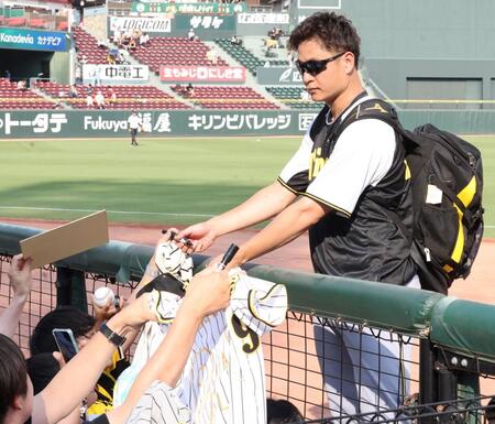 　練習を終え、ファンにサインを書く大竹（撮影・田中太一）