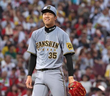 　１回、ファウルで粘る小園に苦笑いを浮かべる才木（撮影・市尻達拡）