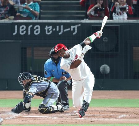 　４回、空振り三振に倒れるモンテロ（撮影・北村雅宏）