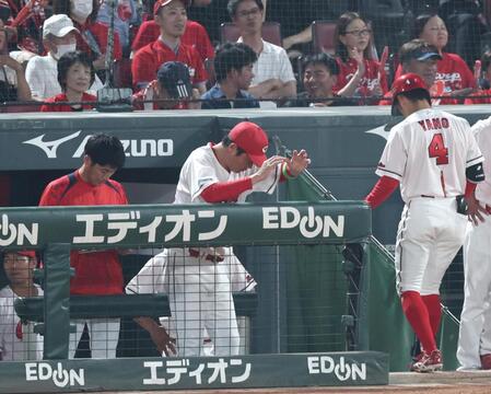 　４回、矢野（４）に代打を告げた新井監督（中央）＝撮影・北村雅宏