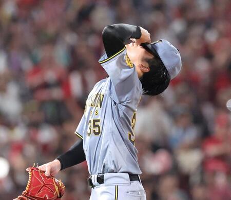 　４回、中村奨に押し出し四球を与え、天を仰ぐ才木（撮影・市尻達拡）