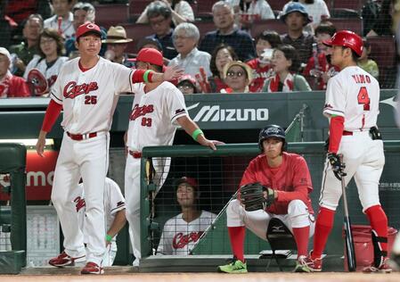 　４回、矢野（右）に代打を告げる新井監督（撮影・田中太一）