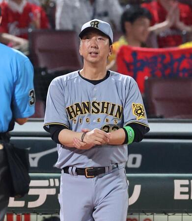 　８回の守備を前に、投手交代を告げる藤川監督（撮影・市尻達拡）