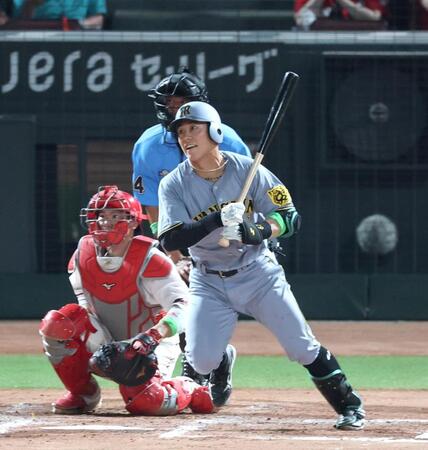 　８回、右前打を放つ豊田（撮影・北村雅宏）