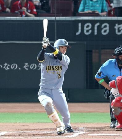 　６回、二塁打を放つ近本（撮影・北村雅宏）