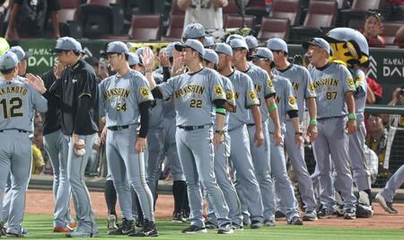 　チームが快勝し、ナインを迎える藤川監督（中央）＝撮影・北村雅宏