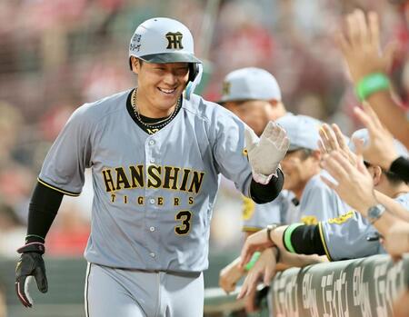 　４回、前川の適時打で生還しナインとタッチを交わす大山（撮影・田中太一）