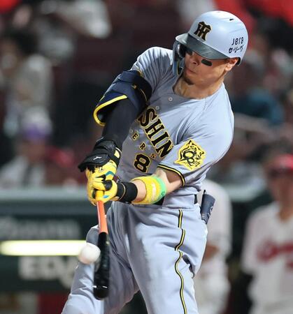 　７回、三塁打を放つ佐藤輝（撮影・田中太一）