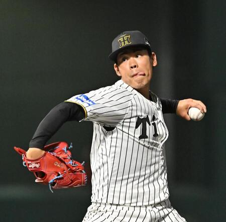 ８回から登板する阪神・鈴木勇斗＝日鉄鋼板ＳＧＬスタジアム尼崎（撮影・西田忠信）