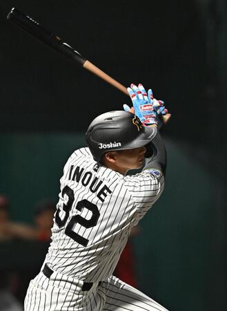 　９回、同点の適時三塁打を放つ井上（撮影・西田忠信）